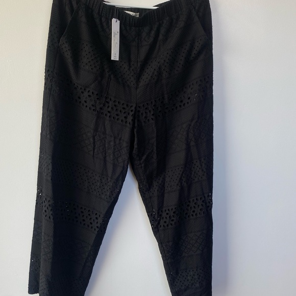 Alice + Olivia Adele Eyelet Crop Pant - Picture 2 of 7